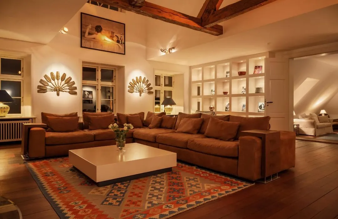 GUT KLETKAMP Penthouse im Schloss - Premium-Ferienwohnung mit 5 Schlafzimmern auf 400qm I Kamin I 2 Wohnzimmer I Garten&Terrasse I Wald- und Seeblick I Profi-Küche I 15 Min zur Ostsee I Parkplätze I WLAN-1