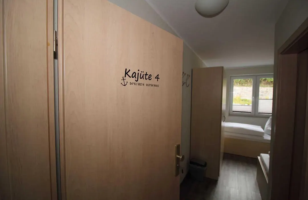 Kutterfisch Kajueten Direkt Im Stadthafen-1