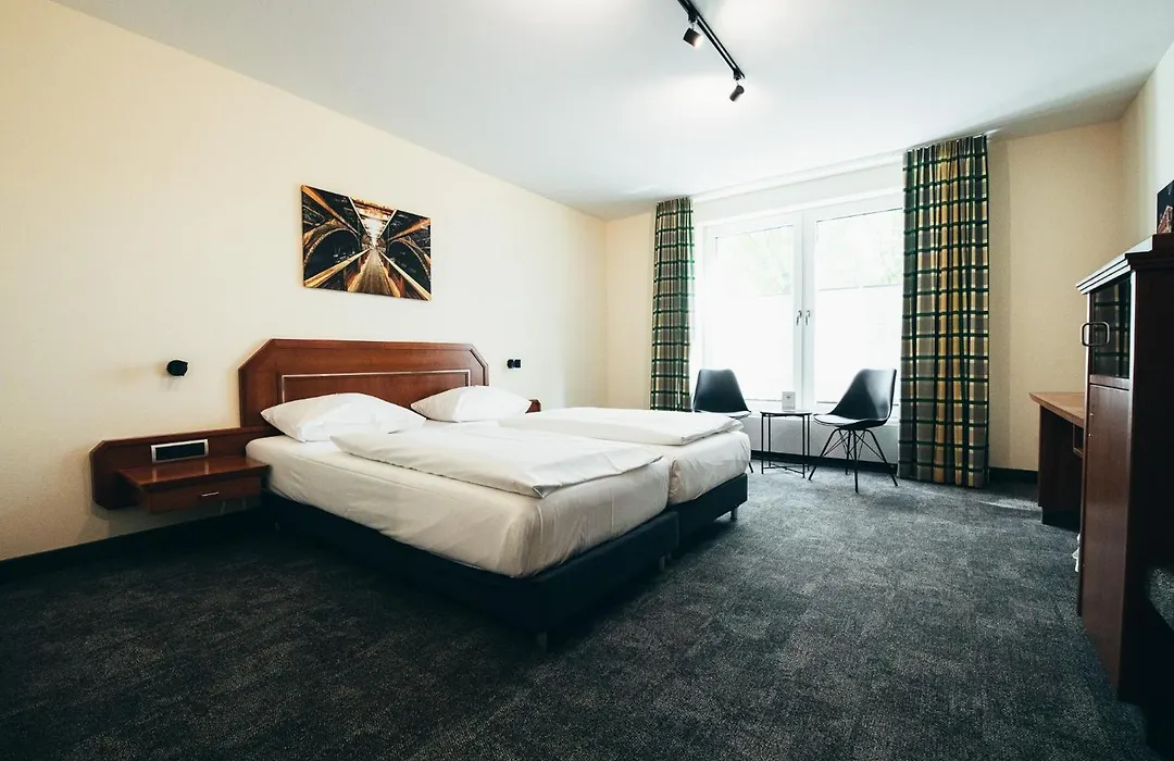 Maifeld Sport- und Tagungshotel-1
