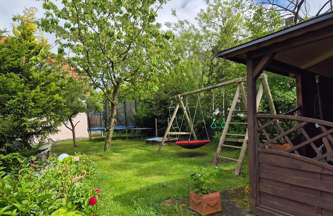 Komfortable 90 qm Ferienwohnung mit 3 Schlafzimmern Küche Balkon Wohnzimmer mit großem LED TV InternetWiFi Flatrate und Parkplatz inklusive in Brilon Madfeld-1