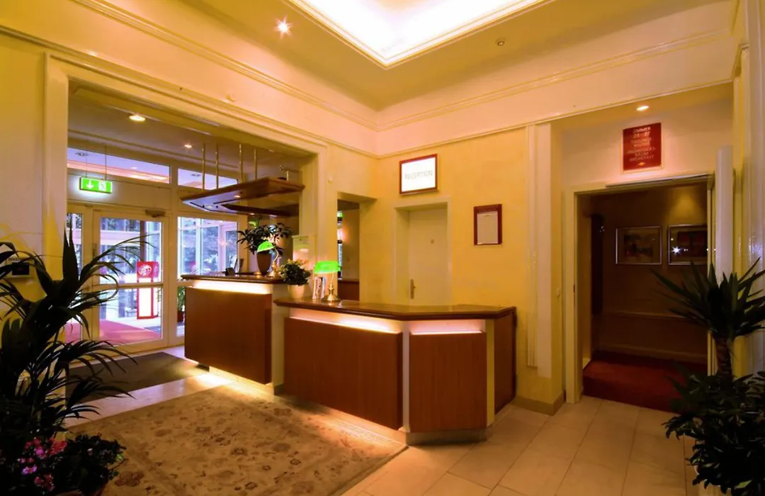 Traveller Hotel-1