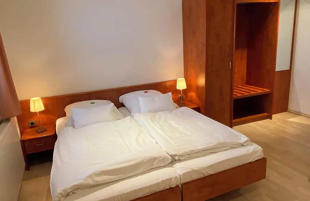 Passage 84 - Hotel & Cafe-1