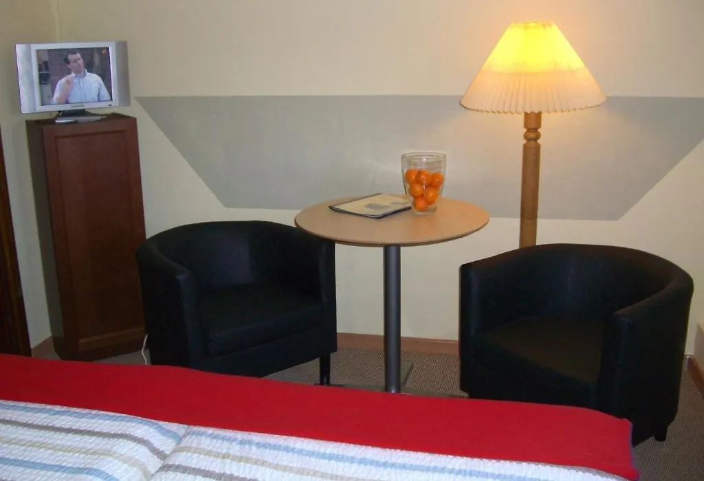 Hotel Am Flugplatz-1