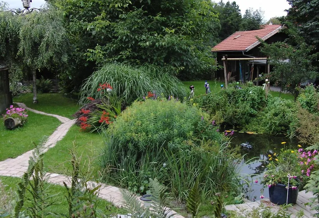 Suzanne'S B&B & Gardens-1