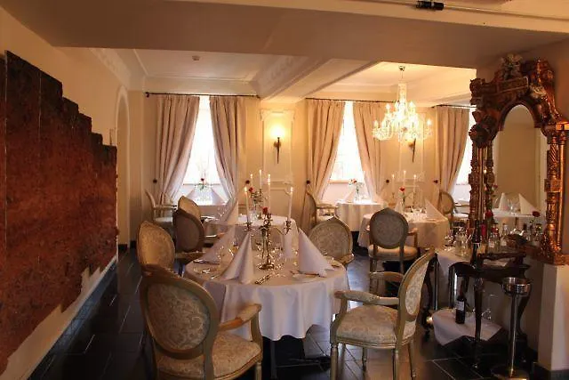 Schlosshotel Burghaus Kronenburg-1