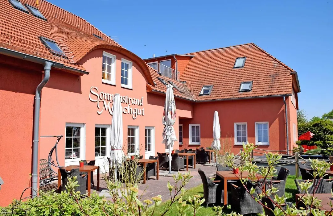 Das kleine Hotel und Ferienwohnungen auf Mönchgut!-1