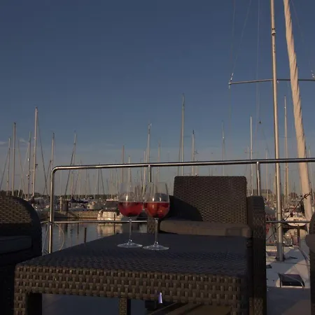Hausboot Fjord Lacerta mit Dachterrasse in Wendtorf-2