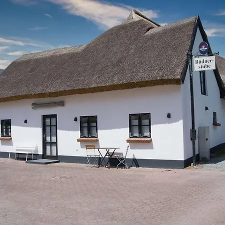 nah am Meer, ruhige Lage, gratis Nutzung vom AHOI Erlebnisbad und Sauna in Sellin - Haus Büdnerstube FeWo 1-2