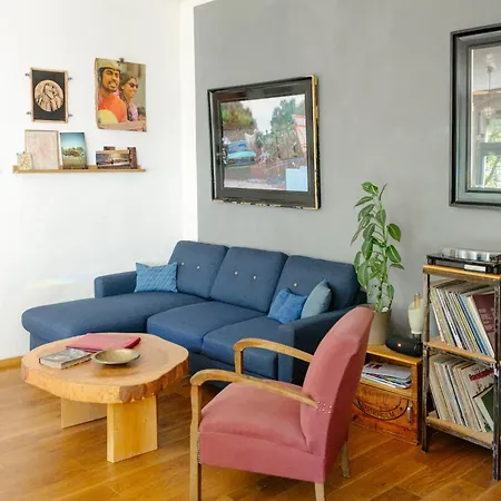 The Upholstery Tinyhouse Deluxe Eco Chalet Kreativ Citynah-2