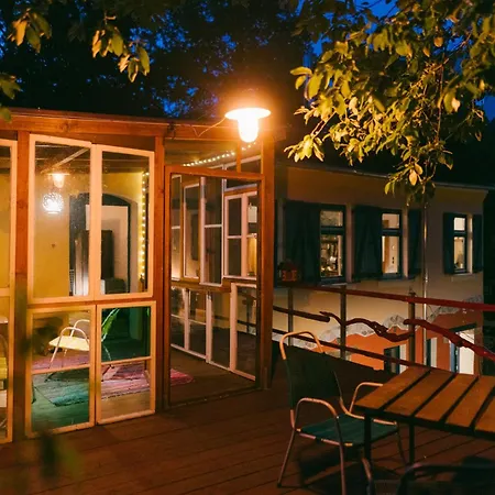 The Upholstery Tinyhouse Deluxe Eco Chalet Kreativ Citynah-3