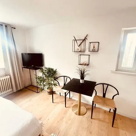Ferienwohnung an der Uniklinik mit eigener Küche und renoviertem Badezimmer-3