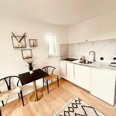 Ferienwohnung an der Uniklinik mit eigener Küche und renoviertem Badezimmer-2