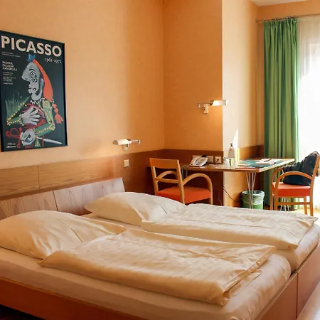 An der Persiluhr Stadt-gut-Hotel-3