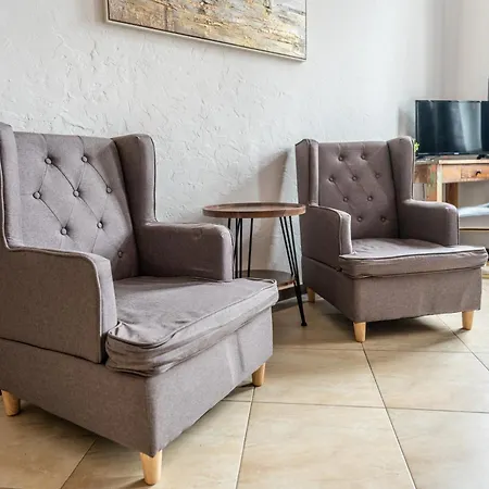 Villa Backstein Schwerin mit zentraler Lage im Grünen kostenfreien Parkplätzen und 8 E - Ladestationen-3