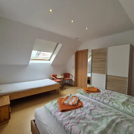 Komfortable 90 qm Ferienwohnung mit 3 Schlafzimmern Küche Balkon Wohnzimmer mit großem LED TV InternetWiFi Flatrate und Parkplatz inklusive in Brilon Madfeld-2