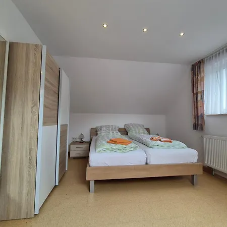 Komfortable 90 qm Ferienwohnung mit 3 Schlafzimmern Küche Balkon Wohnzimmer mit großem LED TV InternetWiFi Flatrate und Parkplatz inklusive in Brilon Madfeld-3