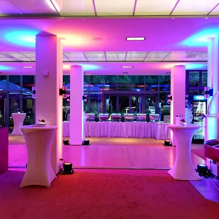 Courtyard By Marriott Dresden-3