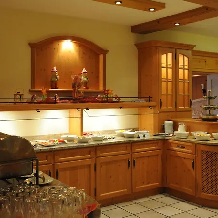 Hotel & Restaurant Post-2