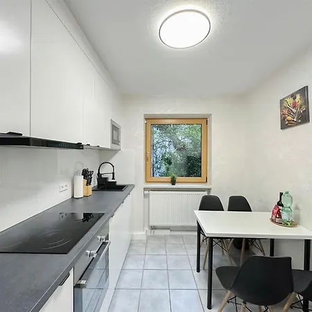 ALFA Apartment Stuttgart Mitte 2 Zimmer City-Lage Berliner Platz Balkon Netflix Küche WM l 2BR 5 Beds 6 People l Fully equipped Kitchen&Bathroom-2