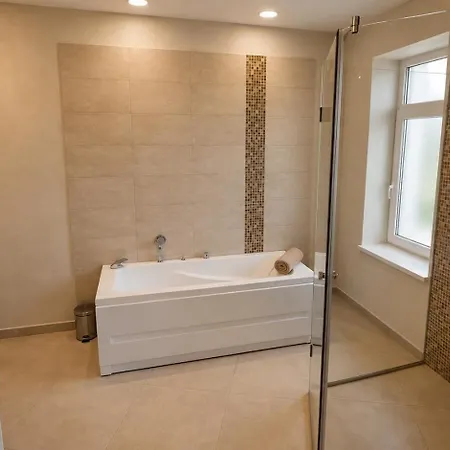 YFB I 130m2 Designwohnung mit 2 Bädern-3