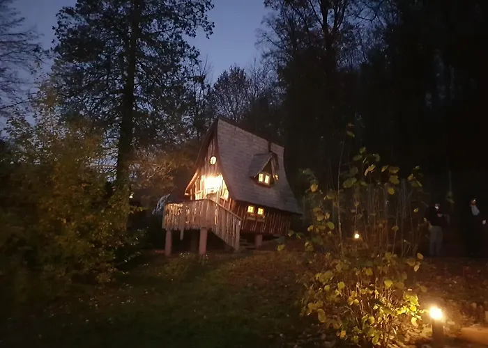 Hexenhäuschen am Waldrand
