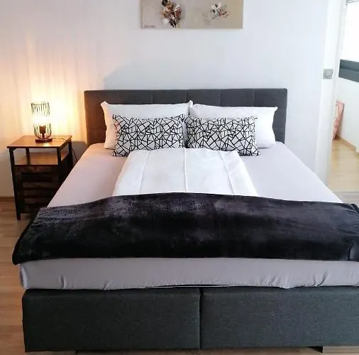 Stylisches kleines Studio -Zentral gelegen- Nähe BayArena - in Leverkusen Wiesdorf City- Friedrich Ebert Platz 5a , 4te Etage mit Balkon--Kaution Pflicht--
