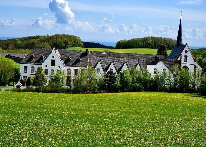 Eifelhof mit Obstbaumwiese