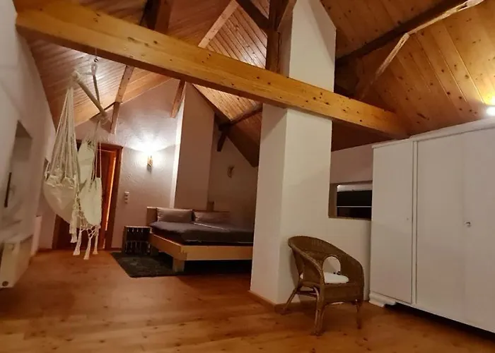Eifelhof mit Obstbaumwiese