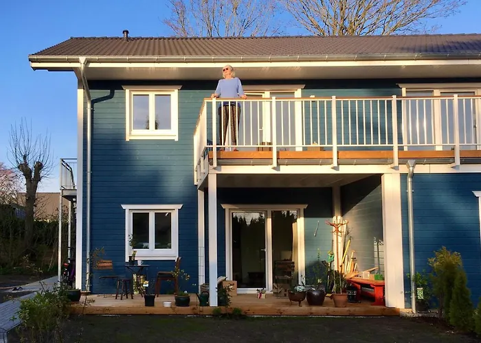 Gemütliche Wohnung mit Sonnenterrasse im blauen Holzhaus