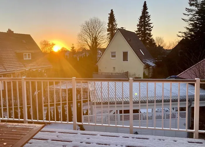 Gemütliche Wohnung mit Sonnenterrasse im blauen Holzhaus