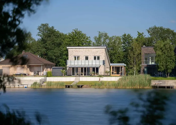Seevilla am See mit Sauna, Kamin, privatem Steg und Seezugang