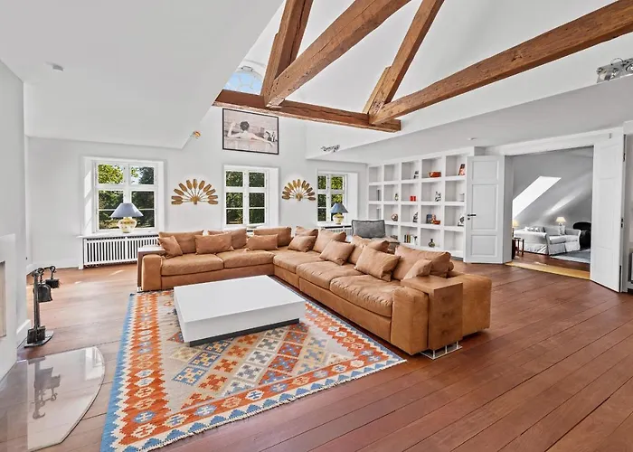 GUT KLETKAMP Penthouse Im Schloss - Premium-Ferienwohnung Mit 5 Schlafzimmern Auf 400qm I Kamin I 2 Wohnzimmer I Garten&Terrasse I Wald- Und Seeblick I Profi-Küche I 15 Min Zur Ostsee I Parkplätze I WLAN