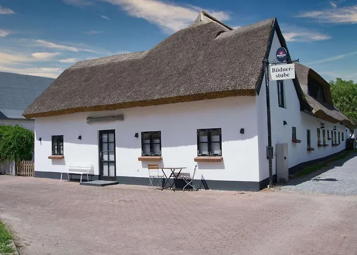 nah am Meer, ruhige Lage, gratis Nutzung vom AHOI Erlebnisbad und Sauna in Sellin - Haus Büdnerstube FeWo 1