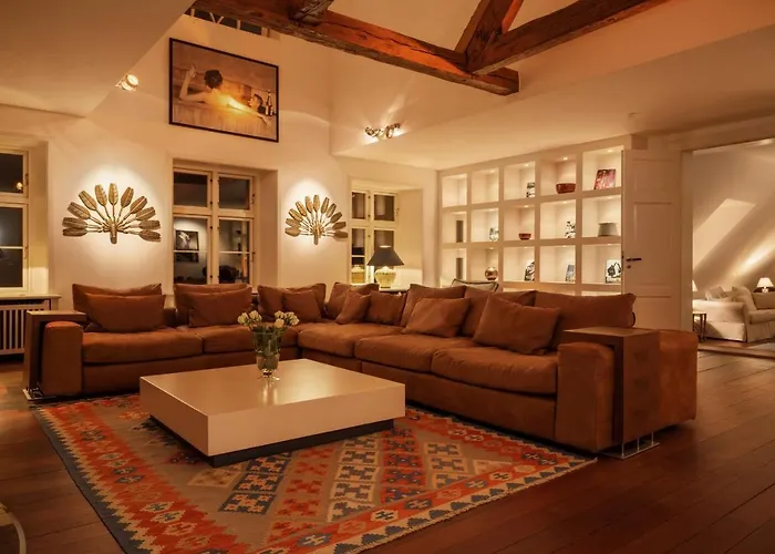 GUT KLETKAMP Penthouse im Schloss - Premium-Ferienwohnung mit 5 Schlafzimmern auf 400qm I Kamin I 2 Wohnzimmer I Garten&Terrasse I Wald- und Seeblick I Profi-Küche I 15 Min zur Ostsee I Parkplätze I WLAN, Deutschland