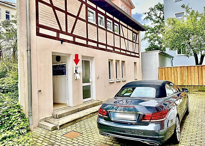 REMISE Mit Kostenlosem Parkplatz Direkt Vor Der Tür