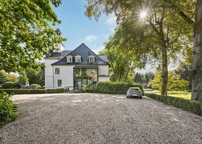 GUT KLETKAMP Penthouse Im Schloss - Premium-Ferienwohnung Mit 5 Schlafzimmern Auf 400qm I Kamin I 2 Wohnzimmer I Garten&Terrasse I Wald- Und Seeblick I Profi-Küche I 15 Min Zur Ostsee I Parkplätze I WLAN