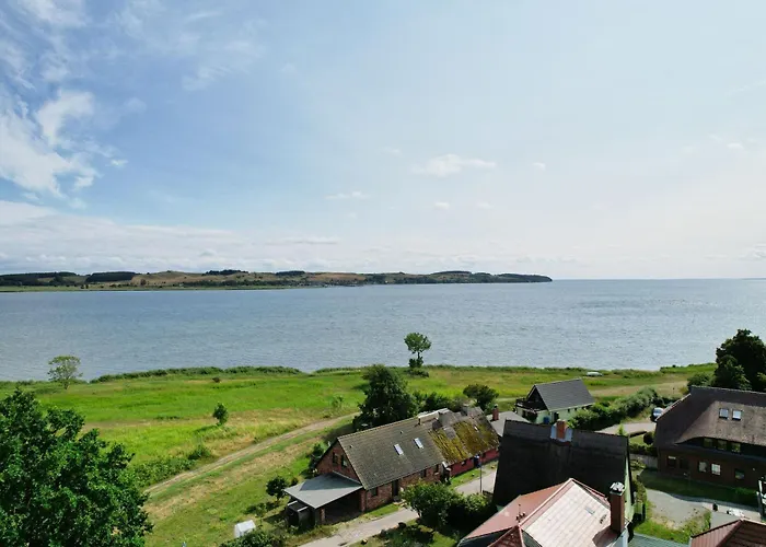 nah am Meer, ruhige Lage, gratis Nutzung vom AHOI Erlebnisbad und Sauna in Sellin - Haus Büdnerstube FeWo 1
