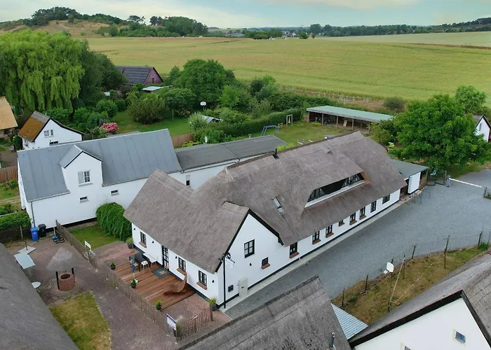 nah am Meer, ruhige Lage, gratis Nutzung vom AHOI Erlebnisbad und Sauna in Sellin - Haus Büdnerstube FeWo 1