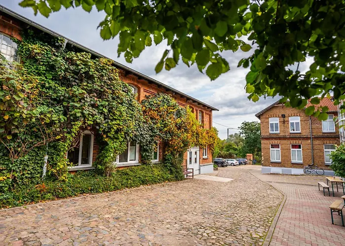 Villa Backstein Schwerin mit zentraler Lage im Grünen kostenfreien Parkplätzen und 8 E - Ladestationen