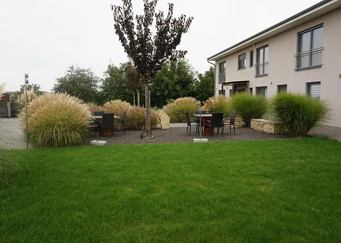 1 Im Kirschblütenhof