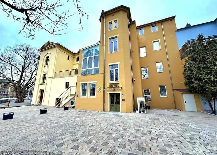 Promenaden Hotel