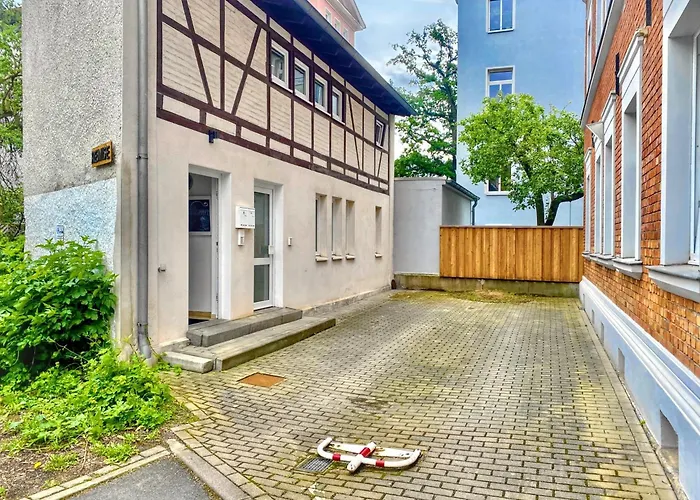 REMISE Mit Kostenlosem Parkplatz Direkt Vor Der Tür