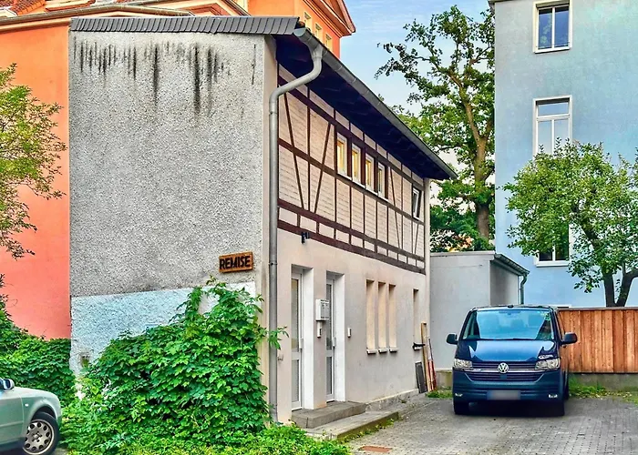 REMISE Mit Kostenlosem Parkplatz Direkt Vor Der Tür