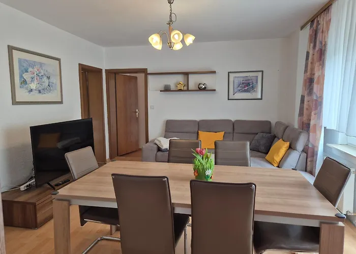 Komfortable 90 qm Ferienwohnung mit 3 Schlafzimmern Küche Balkon Wohnzimmer mit großem LED TV InternetWiFi Flatrate und Parkplatz inklusive in Brilon Madfeld