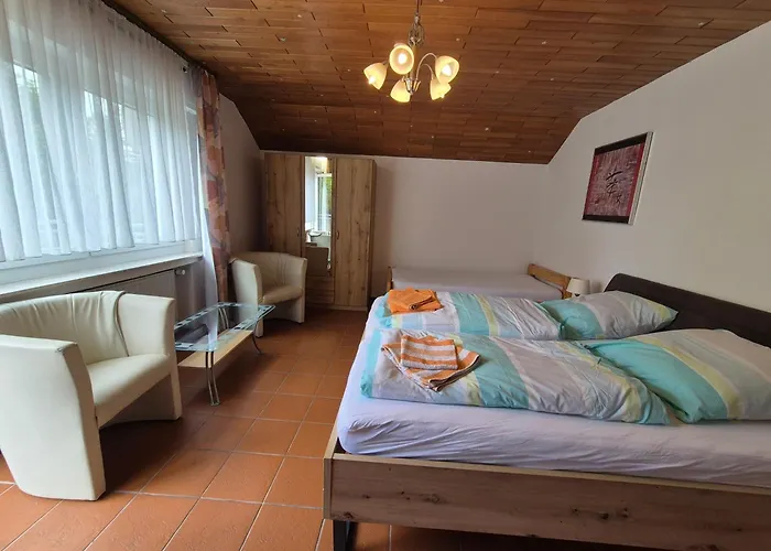 Komfortable 90 qm Ferienwohnung mit 3 Schlafzimmern Küche Balkon Wohnzimmer mit großem LED TV InternetWiFi Flatrate und Parkplatz inklusive in Brilon Madfeld