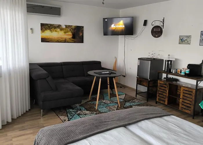Stylisches kleines Studio -Zentral gelegen- Nähe BayArena - in Leverkusen Wiesdorf City- Friedrich Ebert Platz 5a , 4te Etage mit Balkon--Kaution Pflicht--