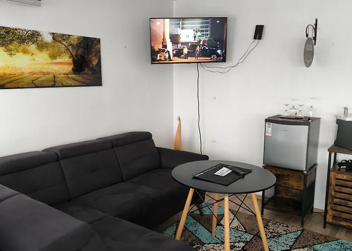 Stylisches kleines Studio -Zentral gelegen- Nähe BayArena - in Leverkusen Wiesdorf City- Friedrich Ebert Platz 5a , 4te Etage mit Balkon--Kaution Pflicht--