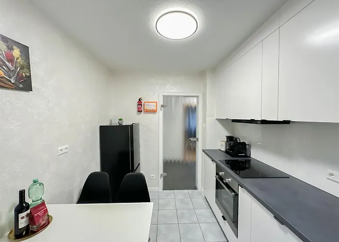 ALFA Apartment Stuttgart Mitte 2 Zimmer City-Lage Berliner Platz Balkon Netflix Küche WM l 2BR 5 Beds 6 People l Fully equipped Kitchen&Bathroom