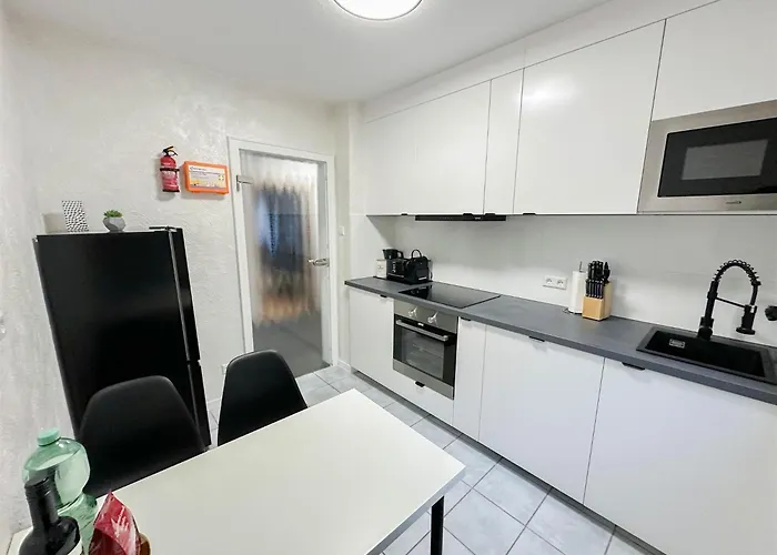 ALFA Apartment Stuttgart Mitte 2 Zimmer City-Lage Berliner Platz Balkon Netflix Küche WM l 2BR 5 Beds 6 People l Fully equipped Kitchen&Bathroom