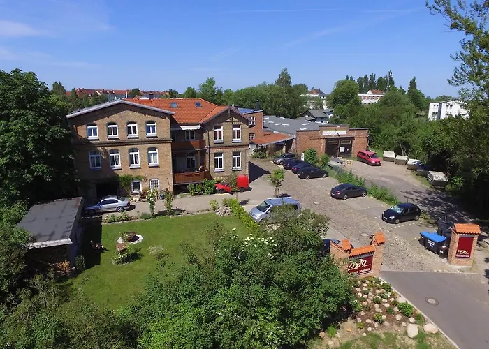 Villa Backstein Schwerin mit zentraler Lage im Grünen kostenfreien Parkplätzen und 8 E - Ladestationen